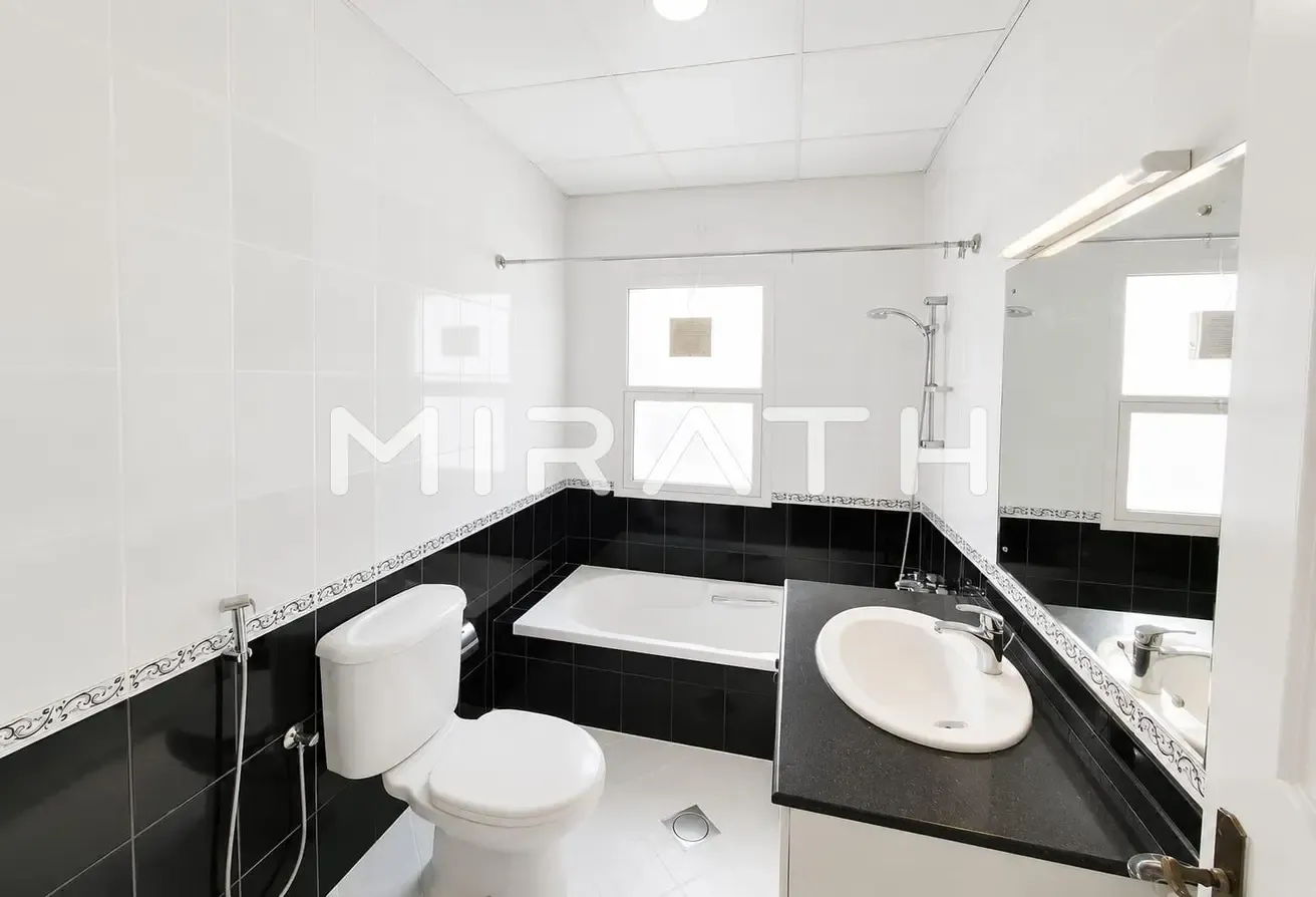 4BR + Private Green |Spacious Independent Villa