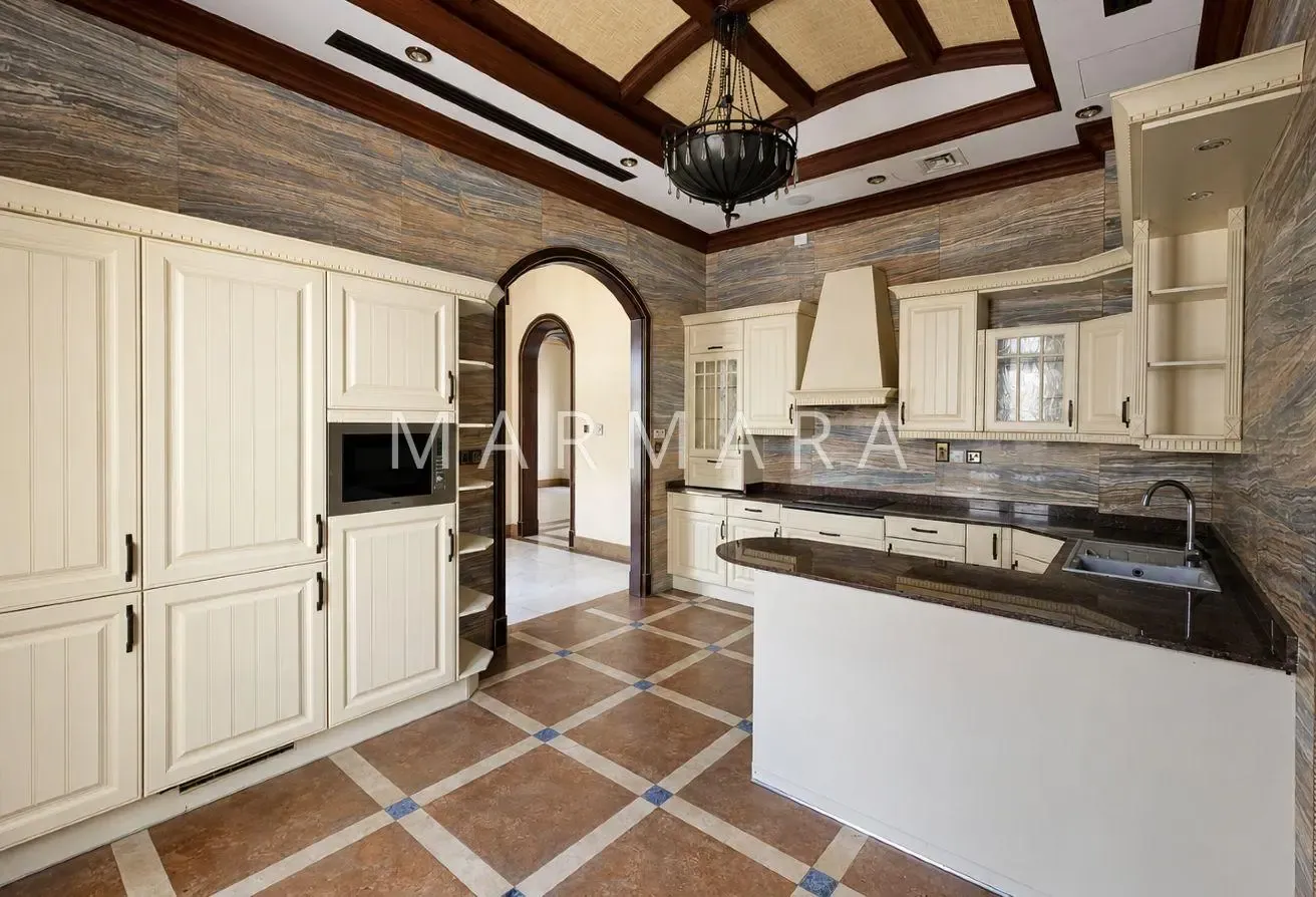 Luxurious | 4-Bed | Prime Area | Elevator | Pool