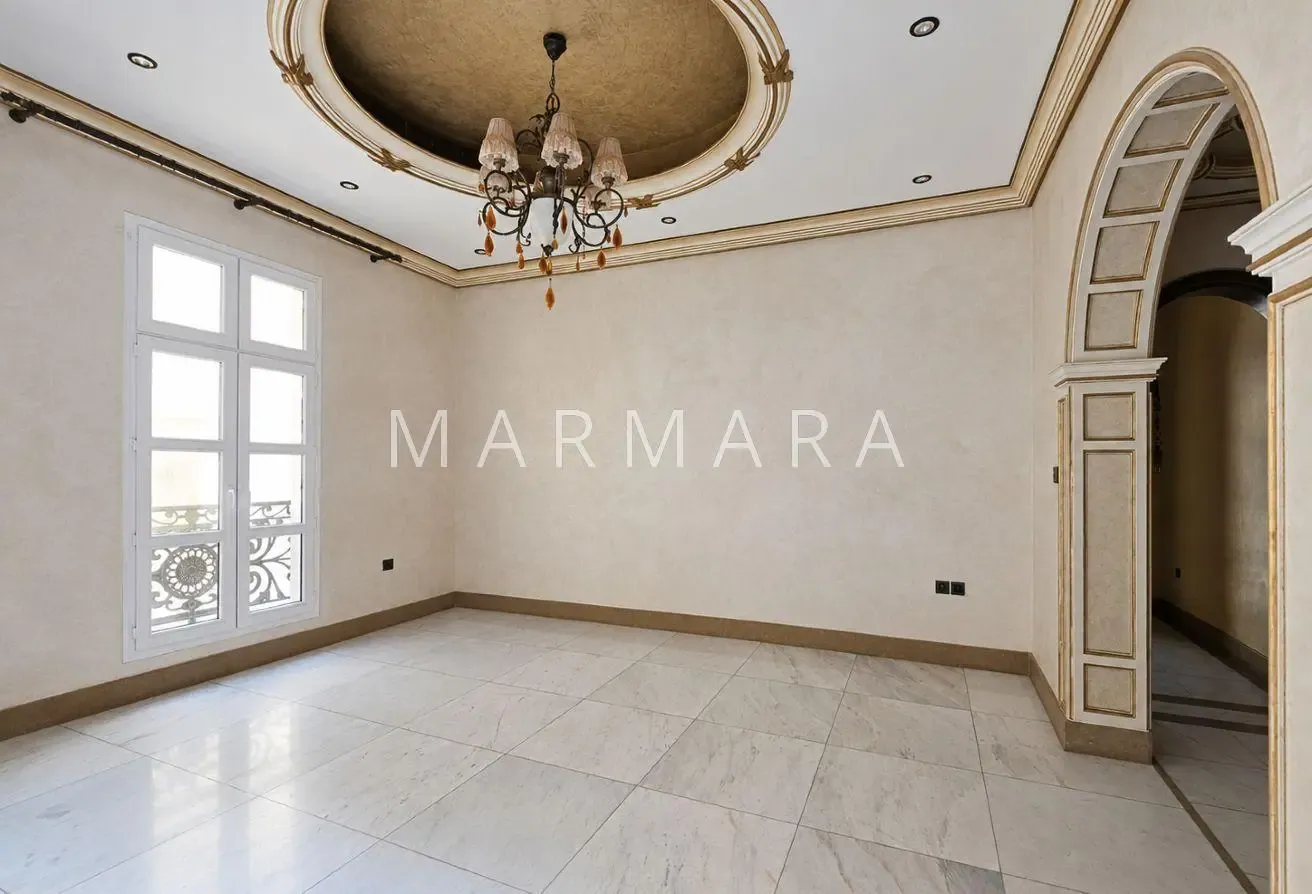 Luxurious | 4-Bed | Prime Area | Elevator | Pool