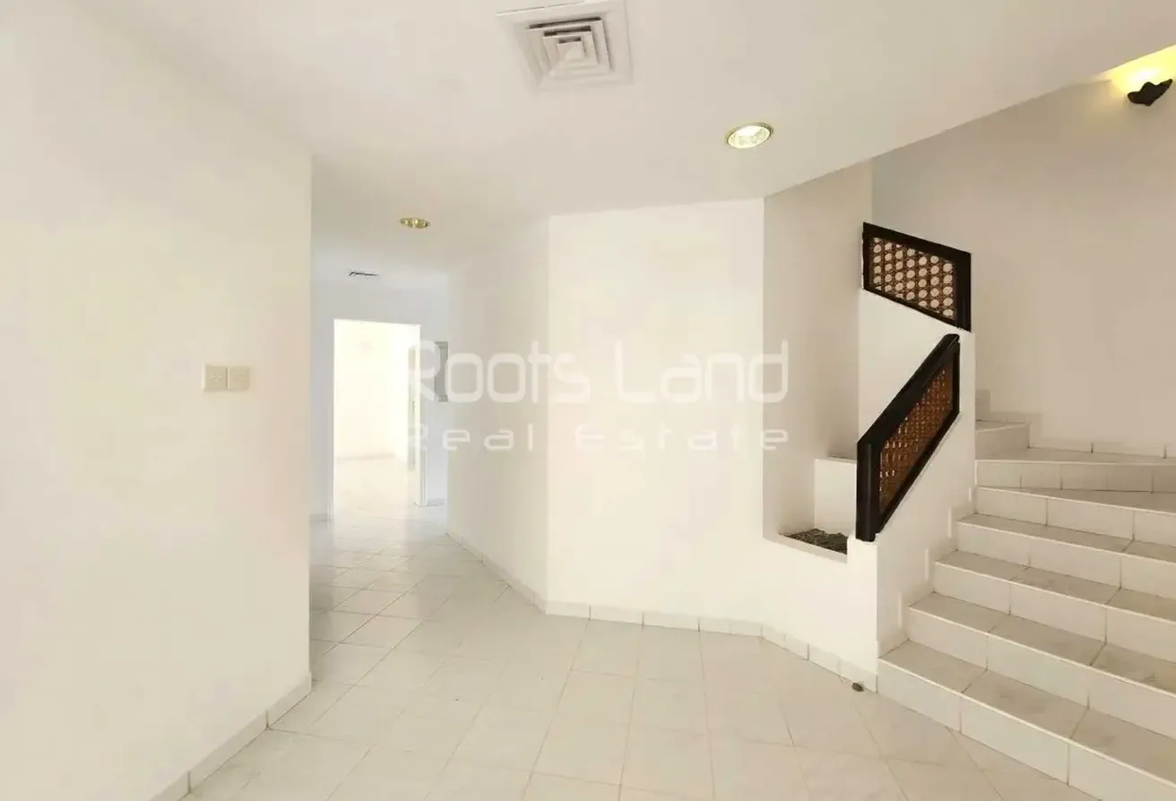Newly Maintained | Compound Villa 4 BR|Prime Location