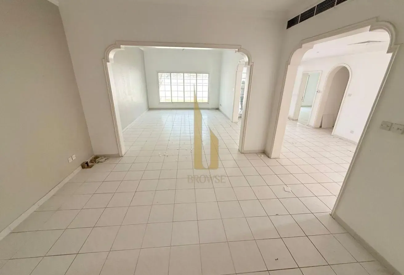 RENOVATED KITCHEN CABINETS l NEW WC l Private Pool