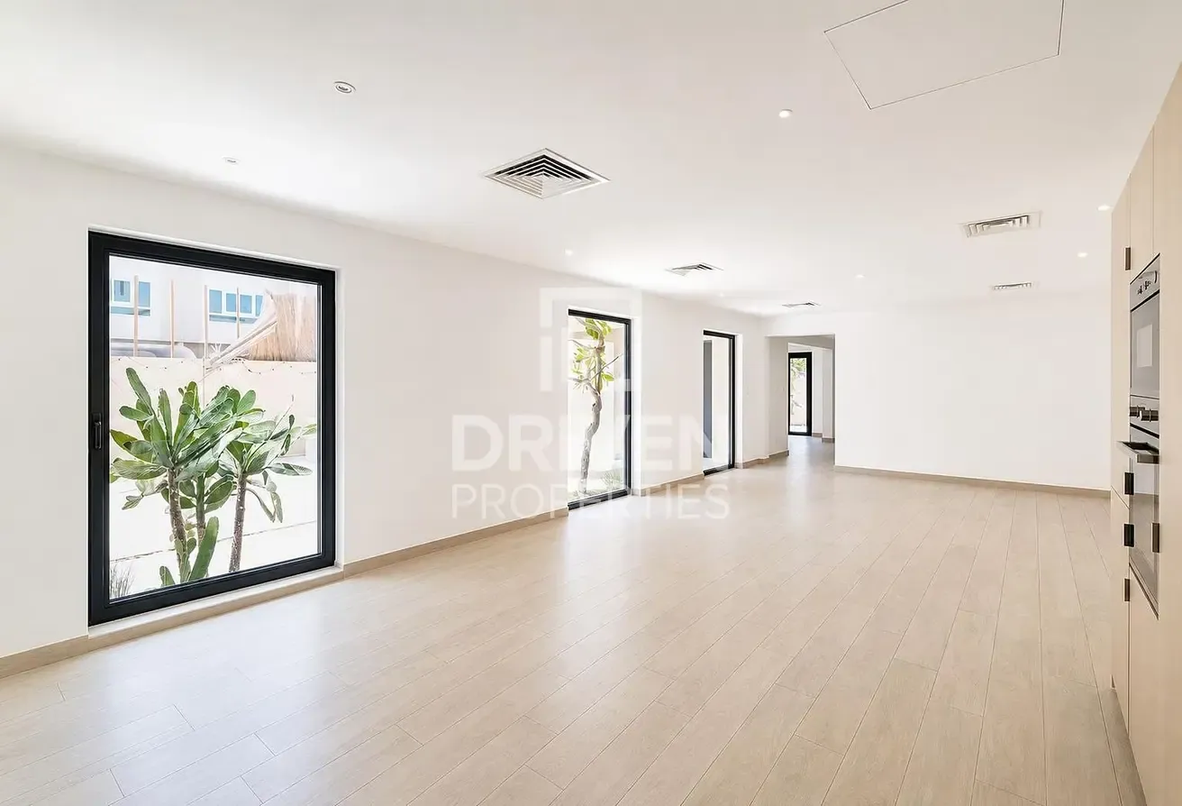 Fully Renovated Villa Private Garage well managed