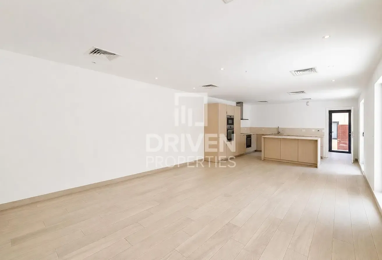 Fully Renovated Villa Private Garage well managed
