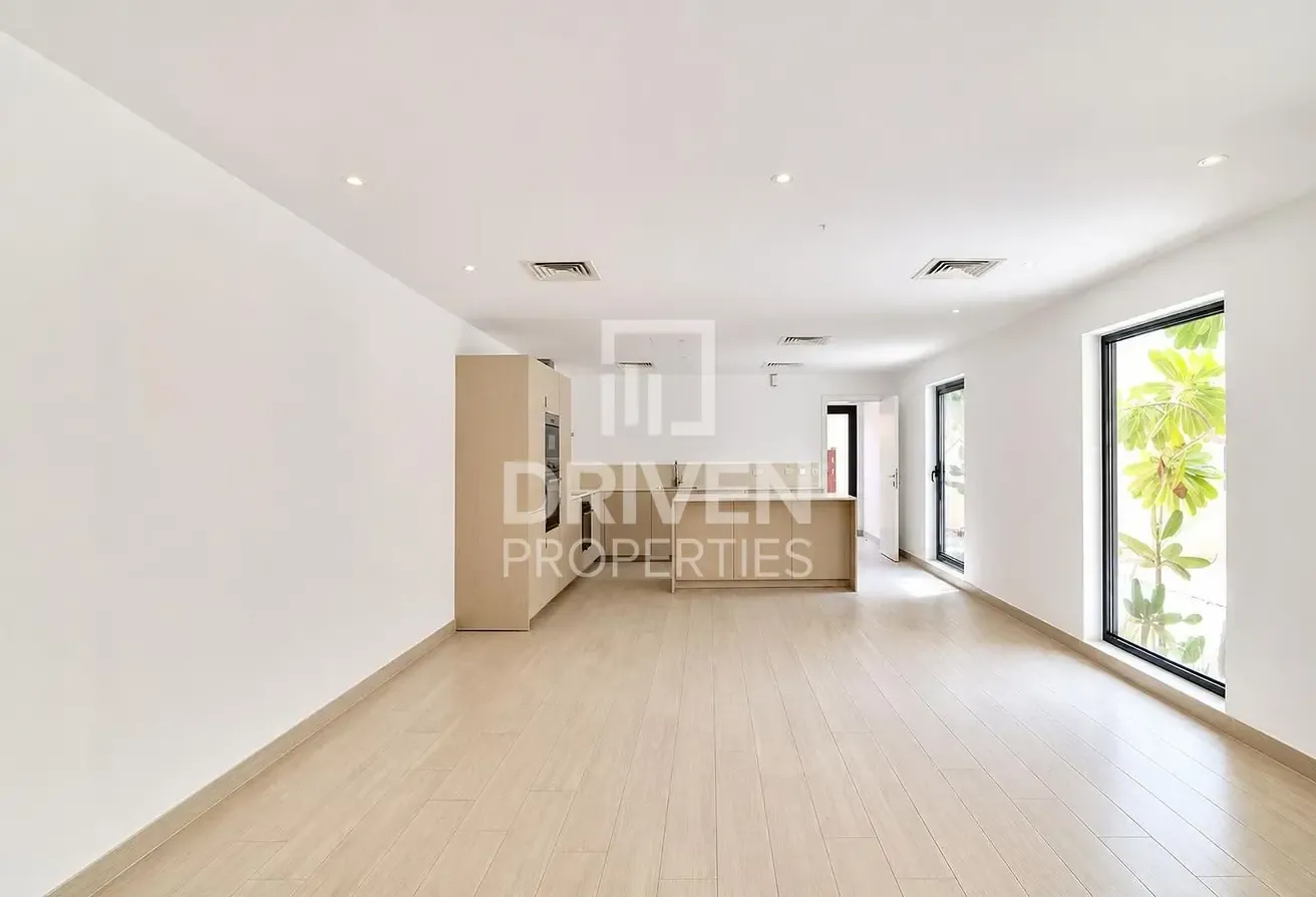 Fully Renovated Villa Private Garage well managed