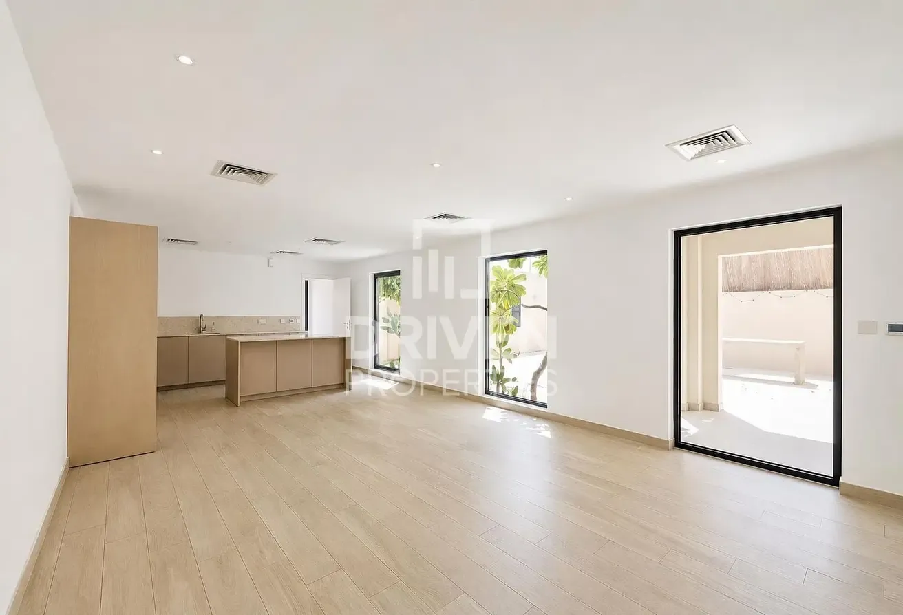 Fully Renovated Villa Private Garage well managed