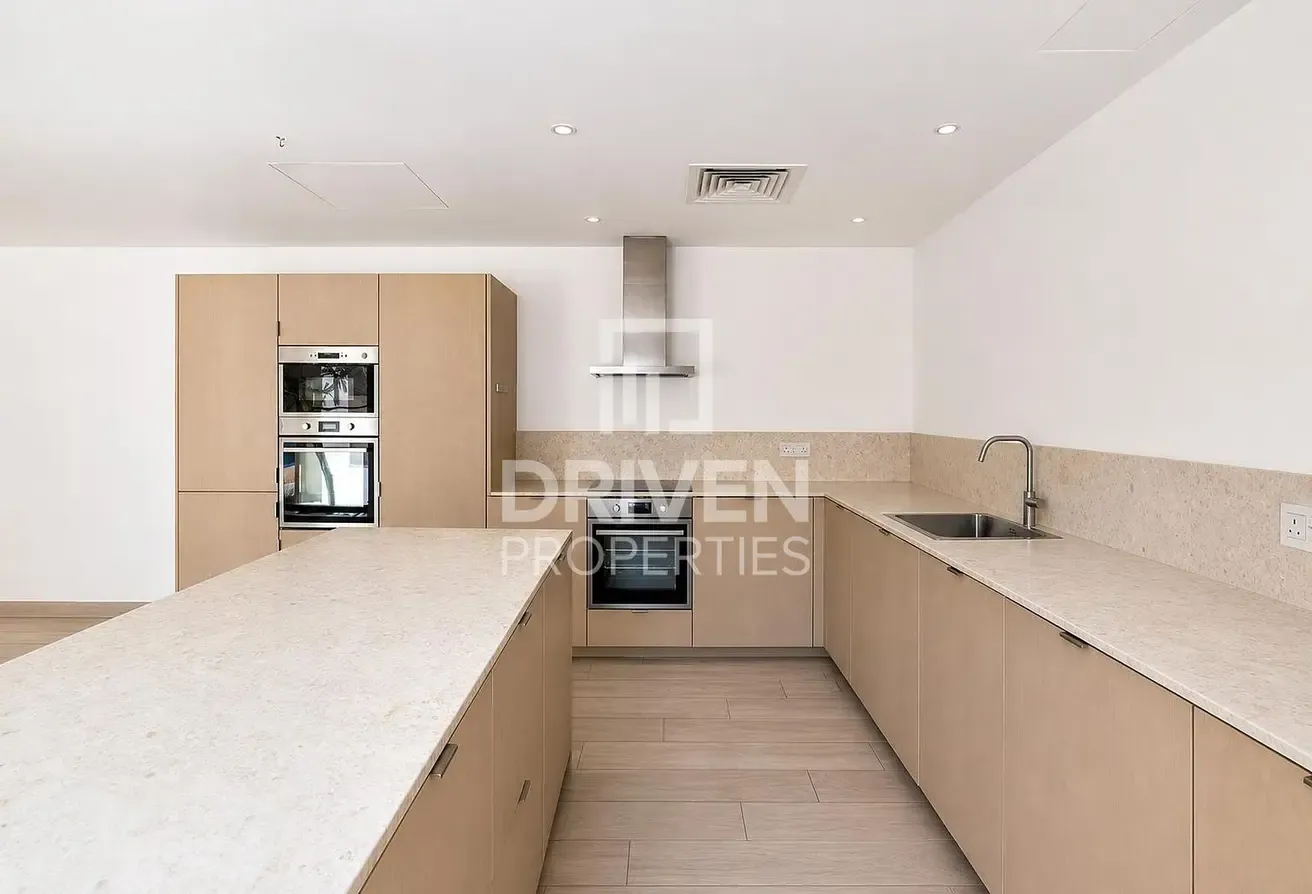 Fully Renovated Villa Private Garage well managed