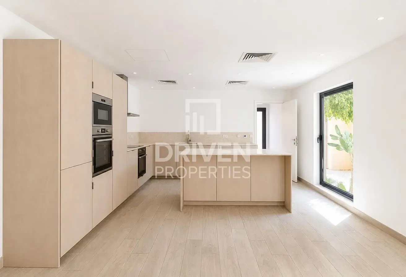 Fully Renovated Villa Private Garage well managed