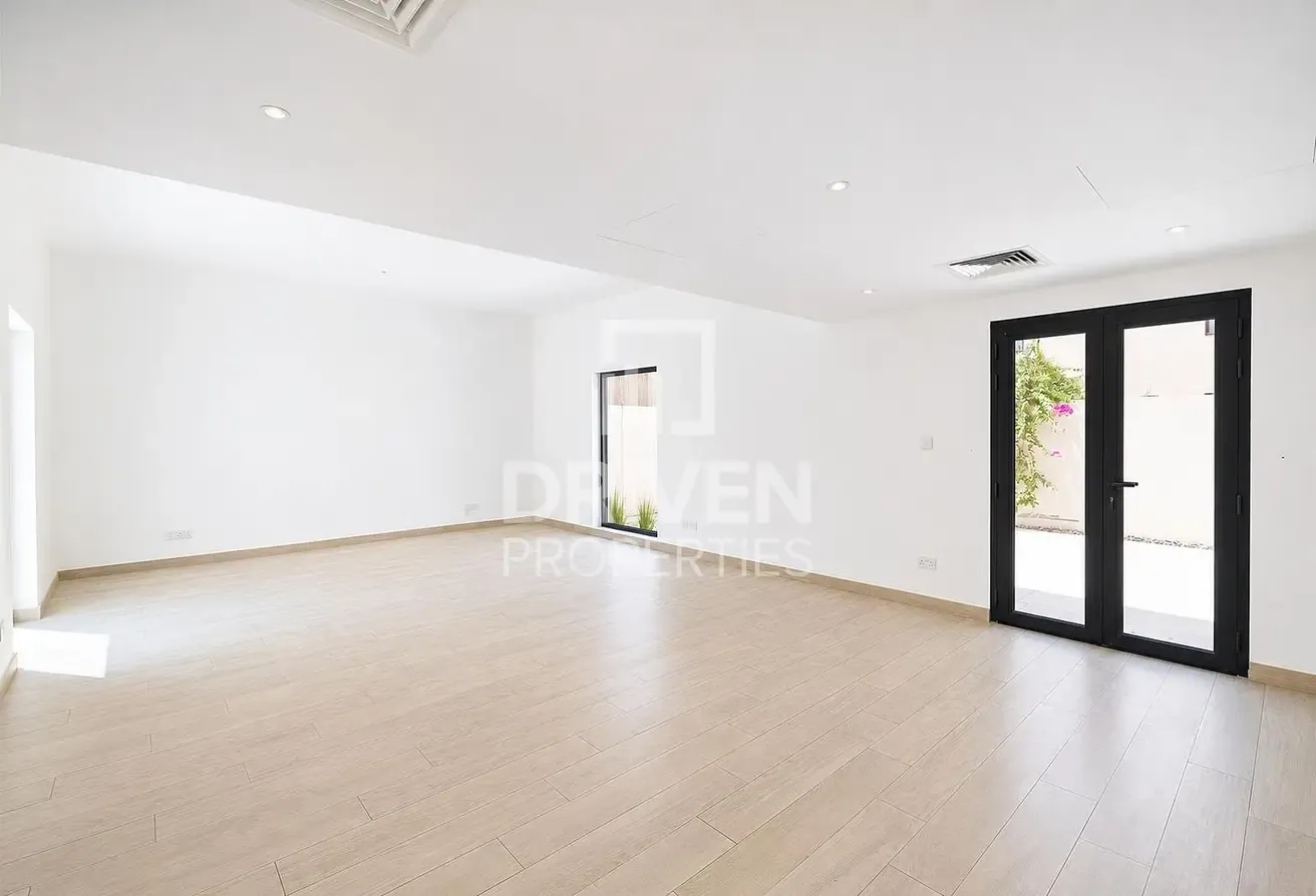 Fully Renovated Villa Private Garage well managed