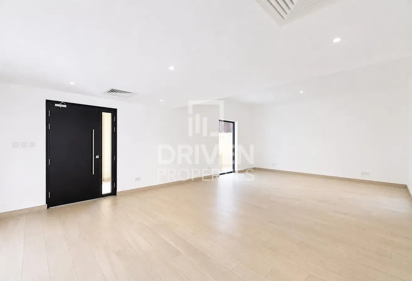 Fully Renovated Villa Private Garage well managed