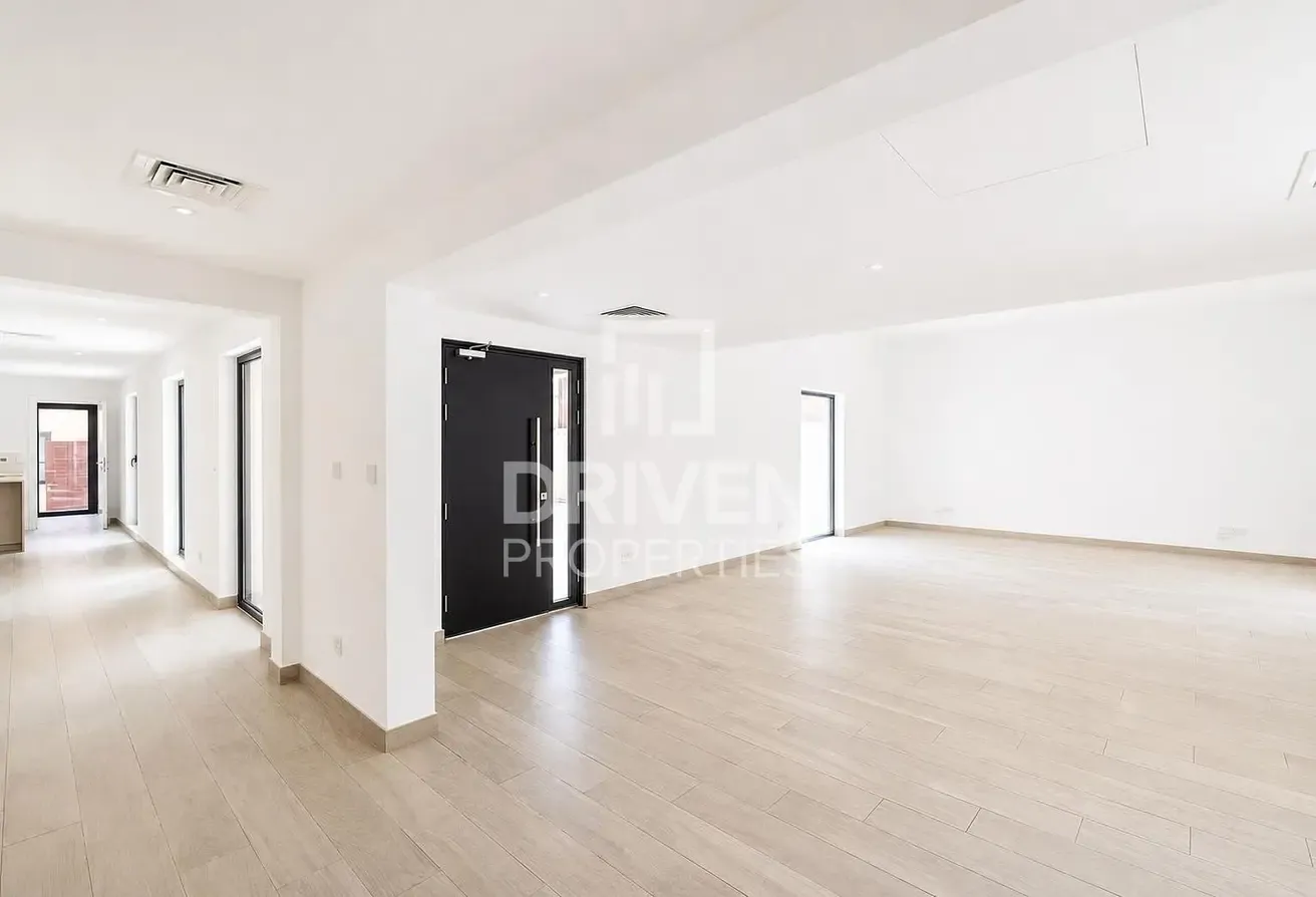 Fully Renovated Villa Private Garage well managed