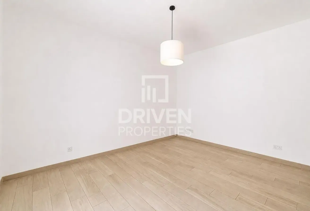 Fully Renovated Villa Private Garage well managed