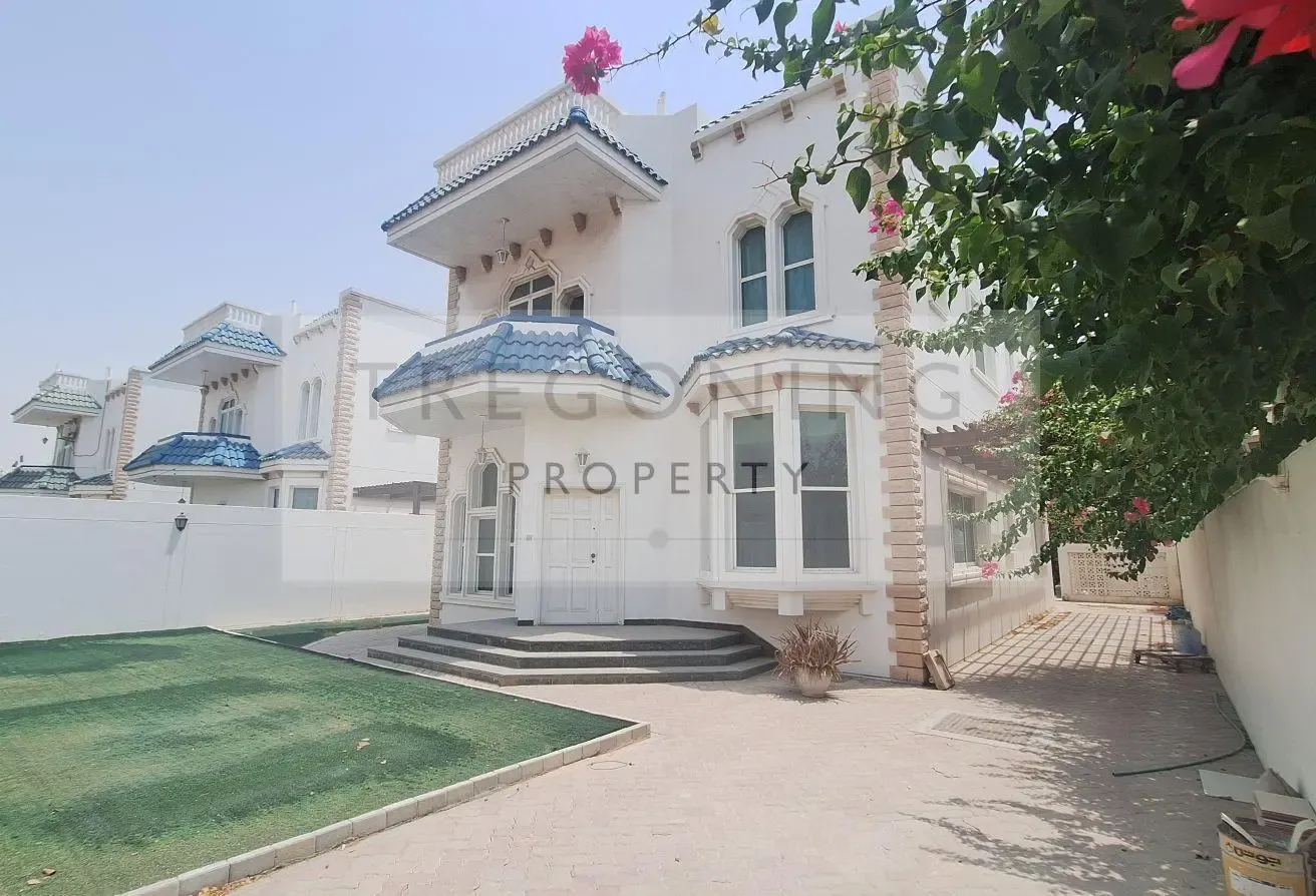 Four bedroom villa located near to kings