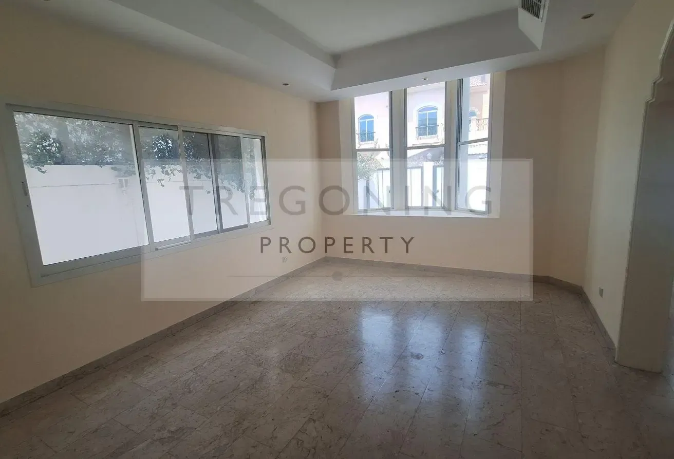 Four bedroom villa located near to kings