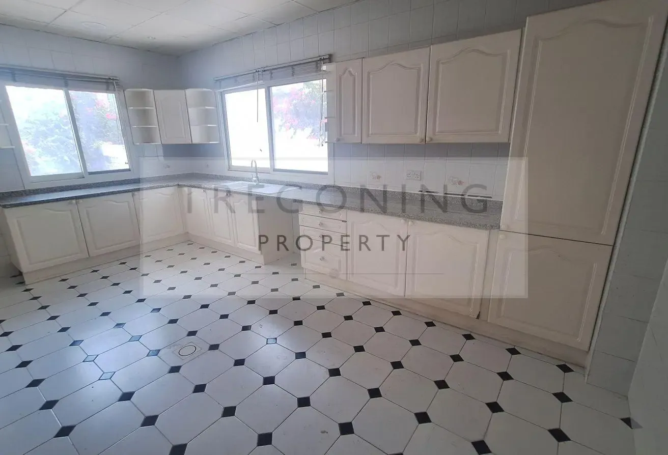 Four bedroom villa located near to kings