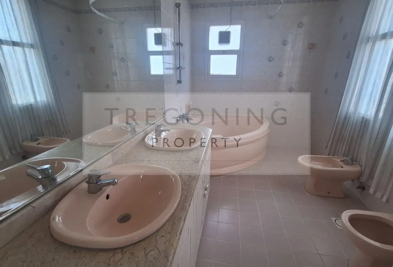 Four bedroom villa located near to kings