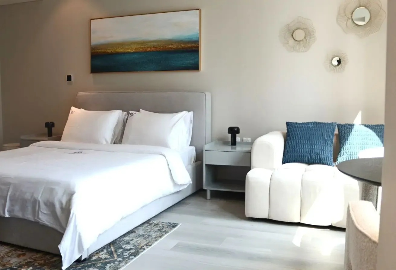 Queen Studio Apartment