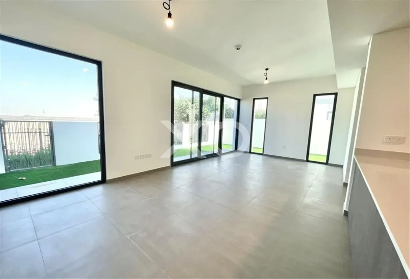 Landscaped |Unfurnished | Fitted Kitchen