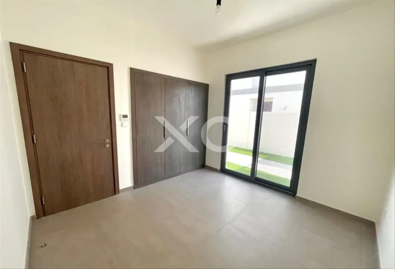 Landscaped |Unfurnished | Fitted Kitchen