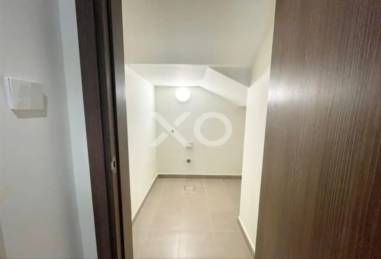 Landscaped |Unfurnished | Fitted Kitchen