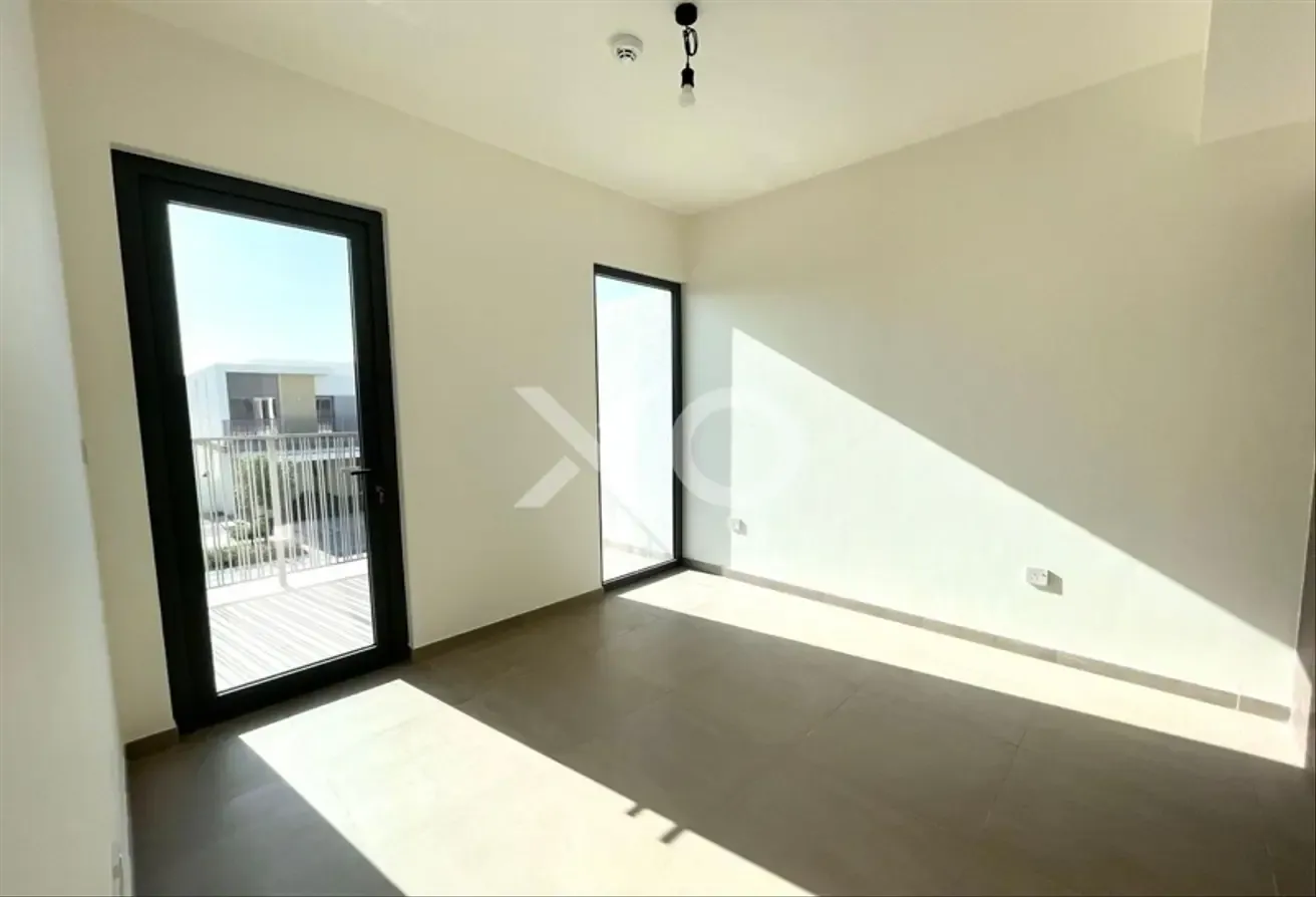 Landscaped |Unfurnished | Fitted Kitchen