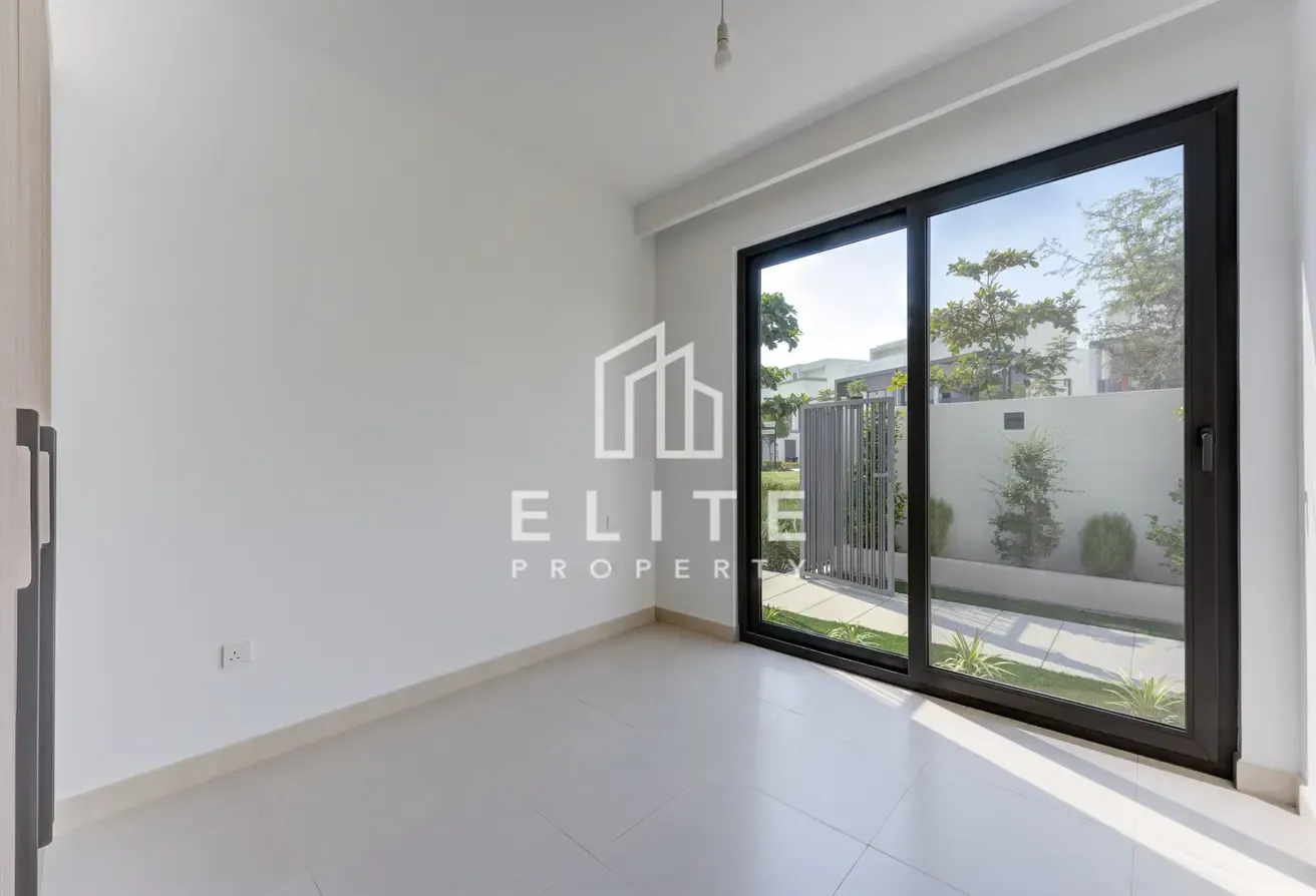 Premium Corner Unit, Fully upgraded, Close to Pool