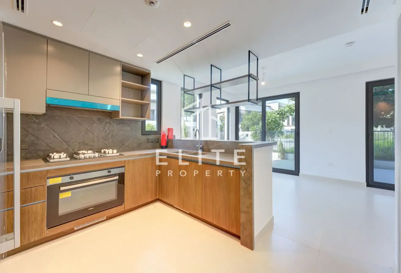 Premium Corner Unit, Fully upgraded, Close to Pool