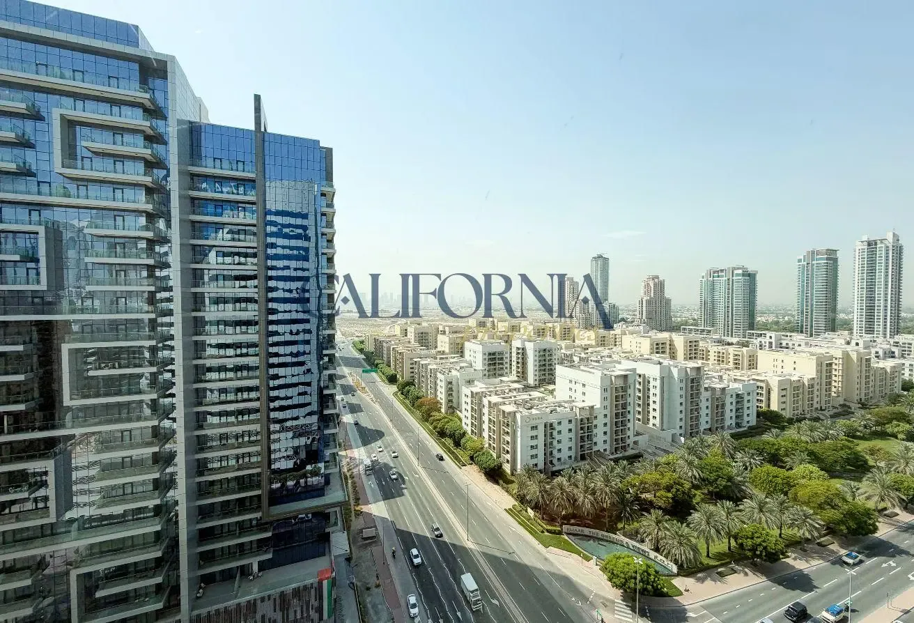 Unfurnished Golf View | Vacant | Glass Partitions