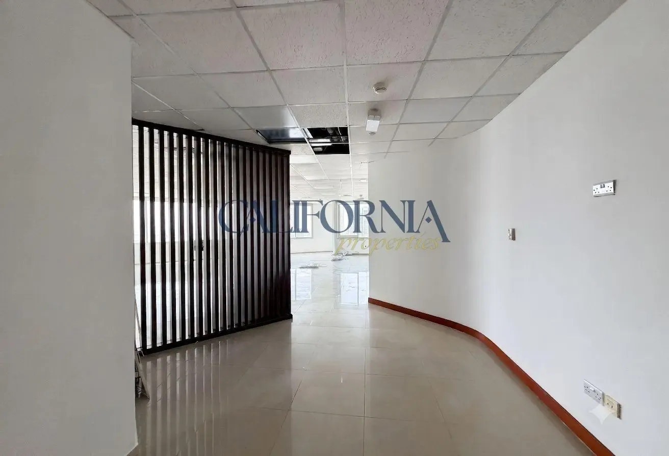 Unfurnished Golf View | Vacant | Glass Partitions