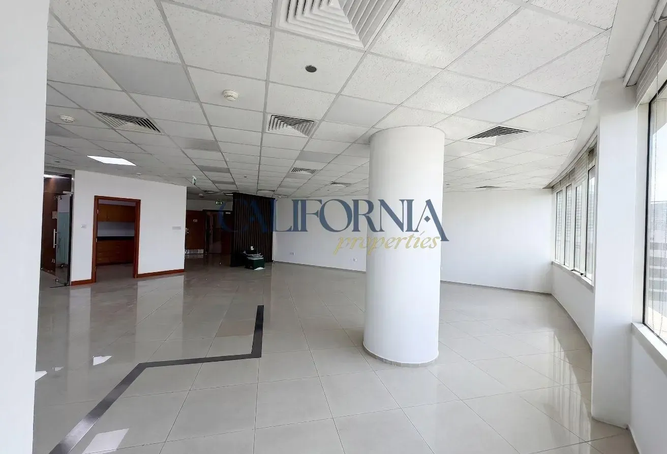Unfurnished Golf View | Vacant | Glass Partitions