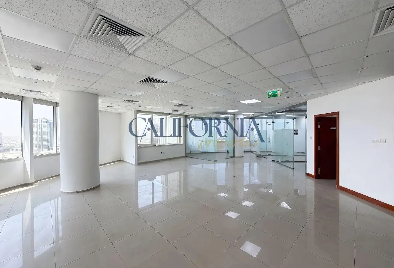 Unfurnished Golf View | Vacant | Glass Partitions