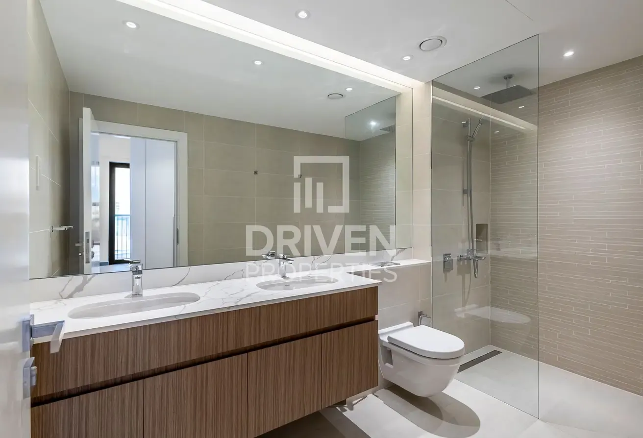Mid Floor and Spacious with Modern Design