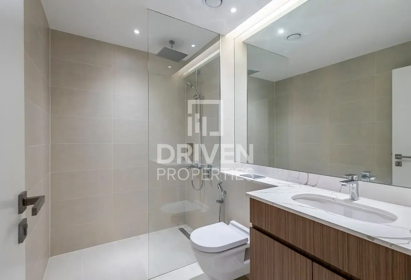 Mid Floor and Spacious with Modern Design