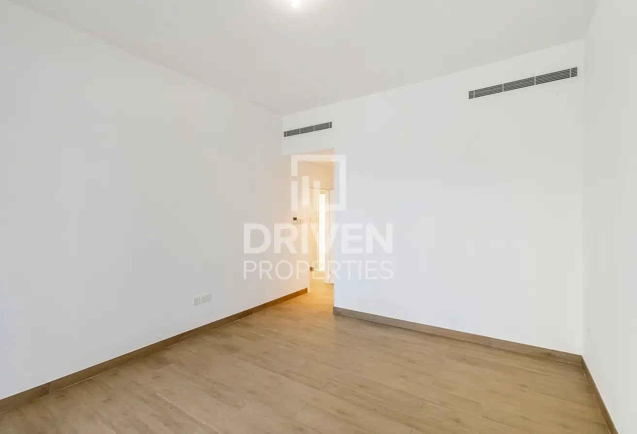 Mid Floor and Spacious with Modern Design