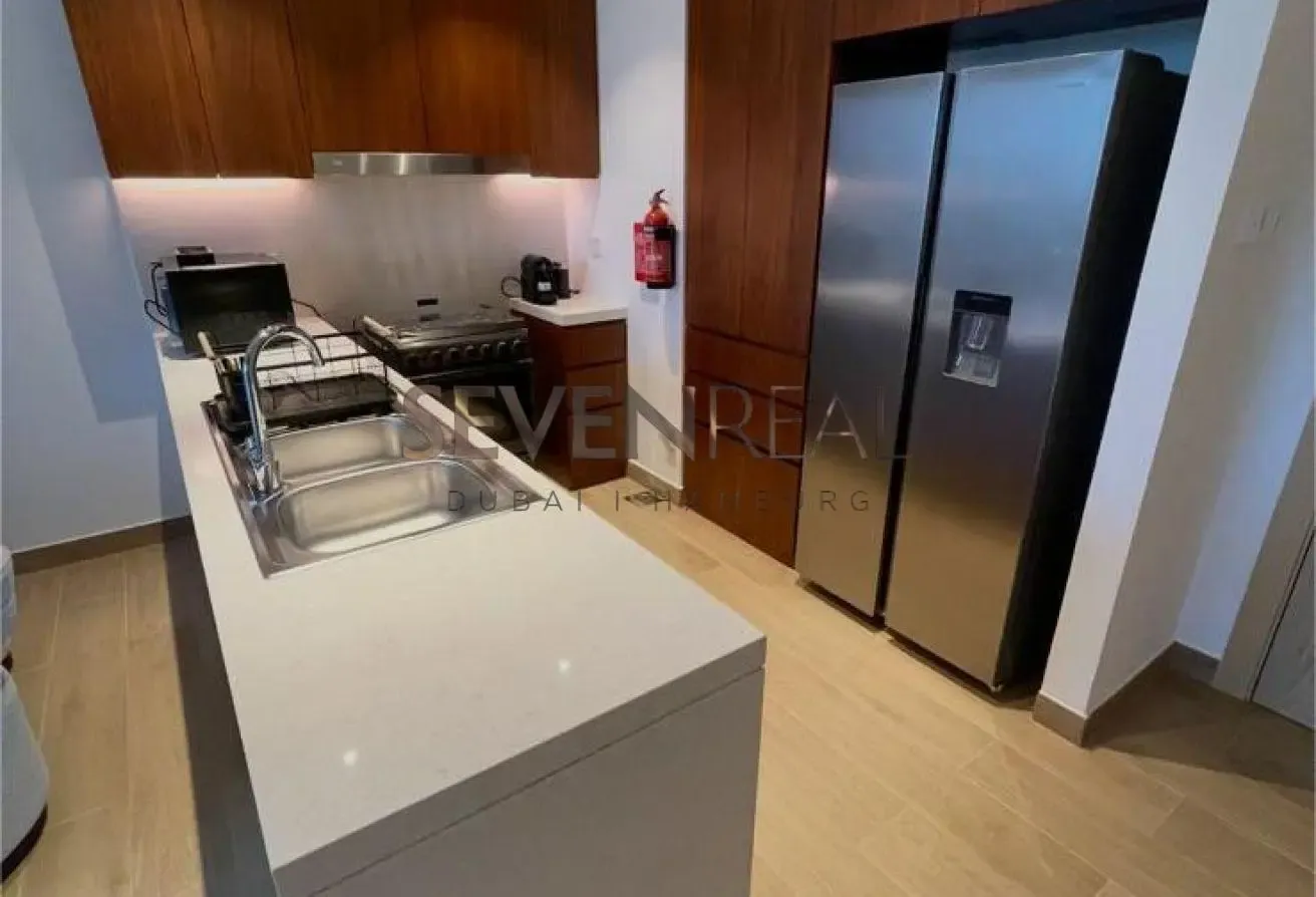 Luxury 2 BR | Dubai Skyline View | Beach Access
