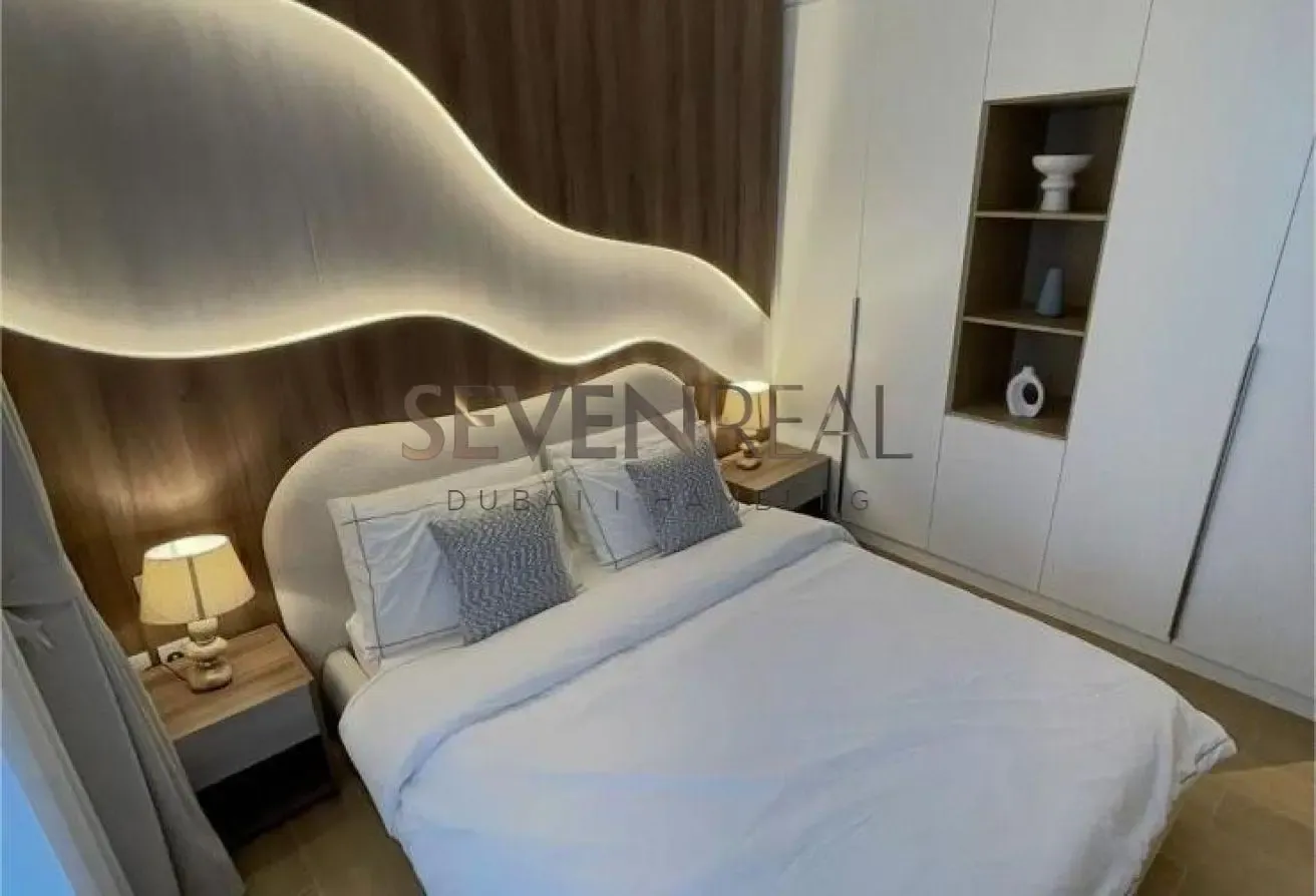 Luxury 2 BR | Dubai Skyline View | Beach Access
