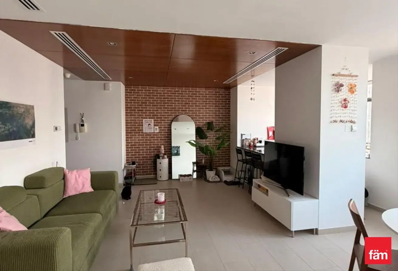 Corner Unit | Top Floor | Vacant On Transfer