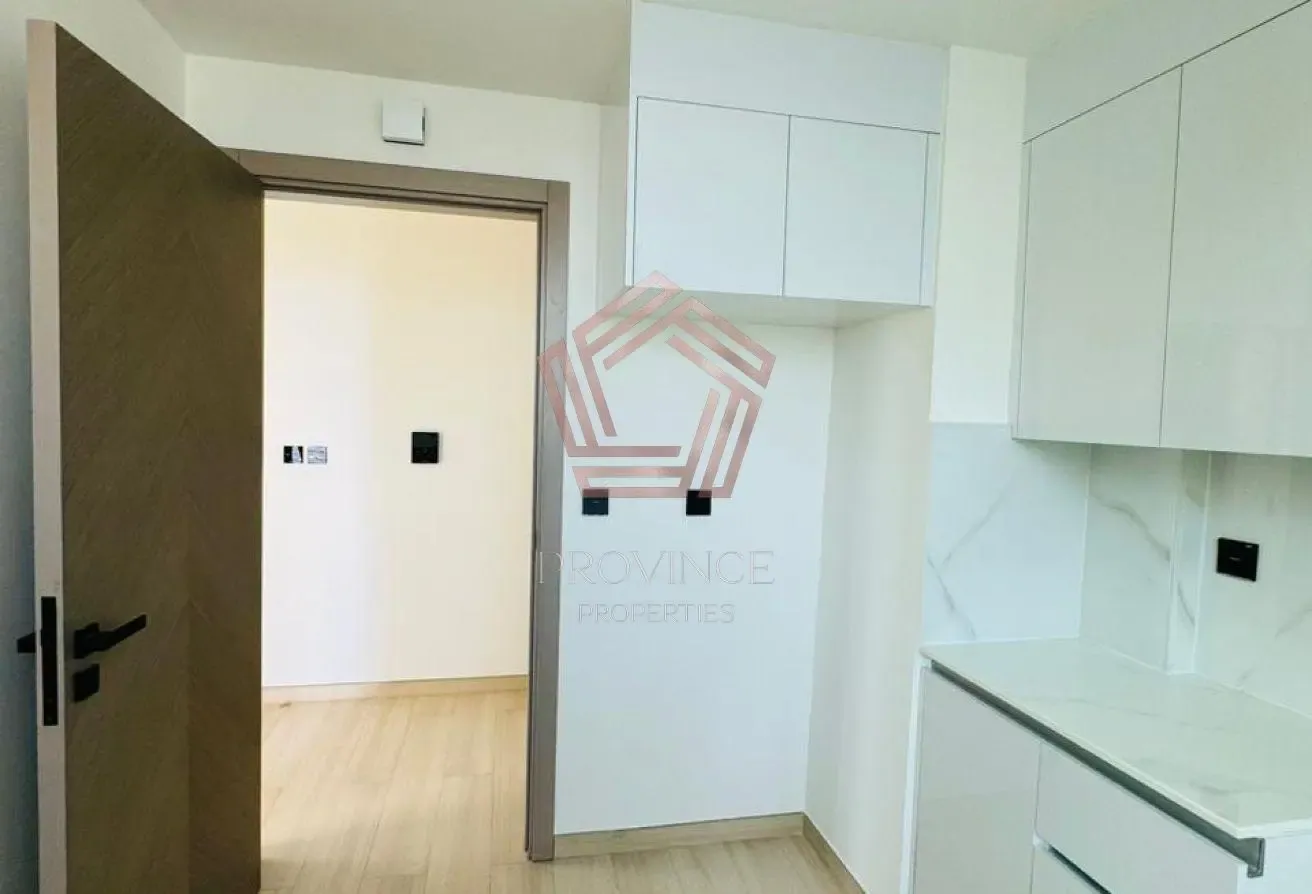 Closed Kitchen | Corner Unit | Vacant from August
