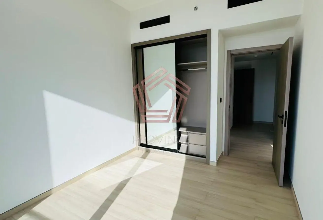 Closed Kitchen | Corner Unit | Vacant from August