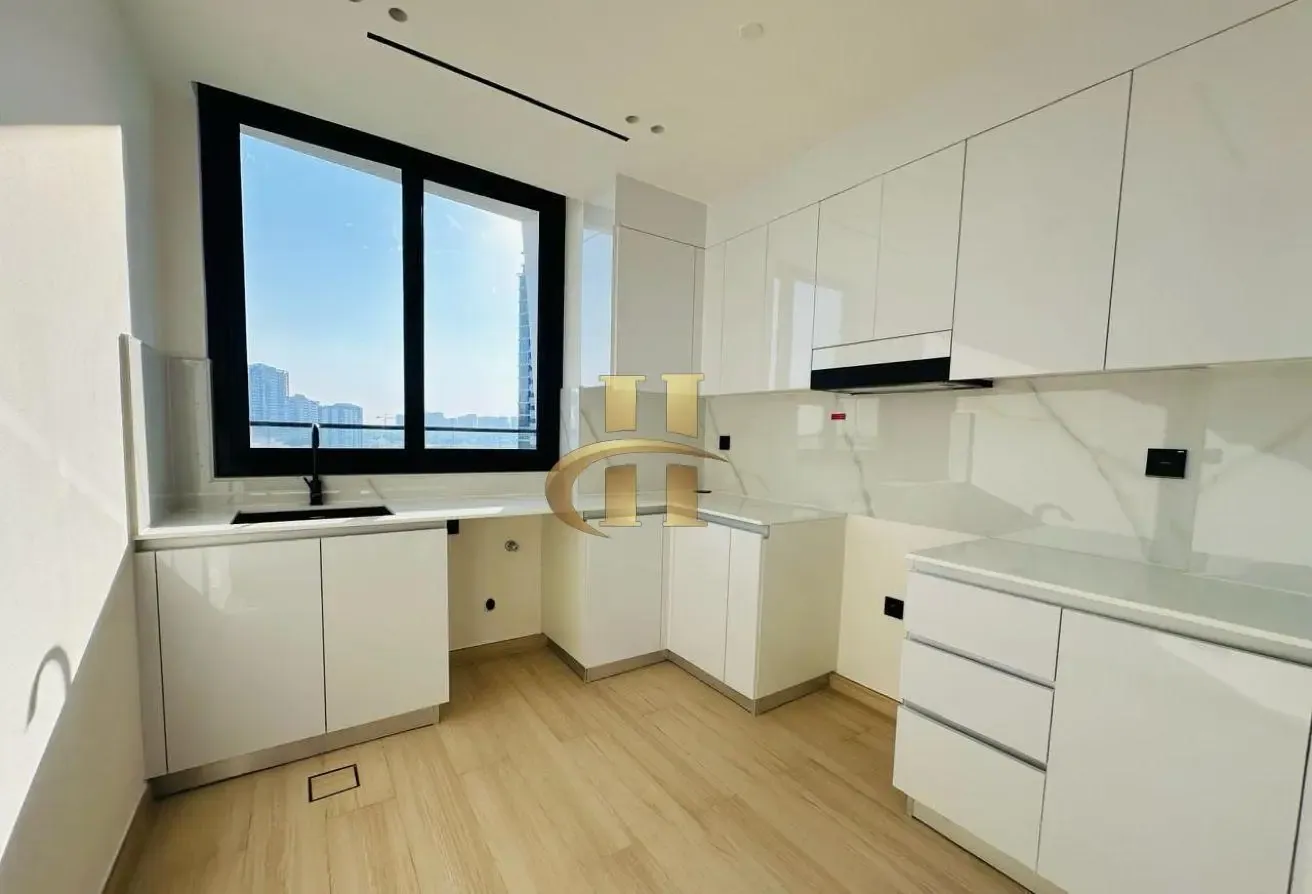 Corner Unit, Bright And Spacious, Elegant