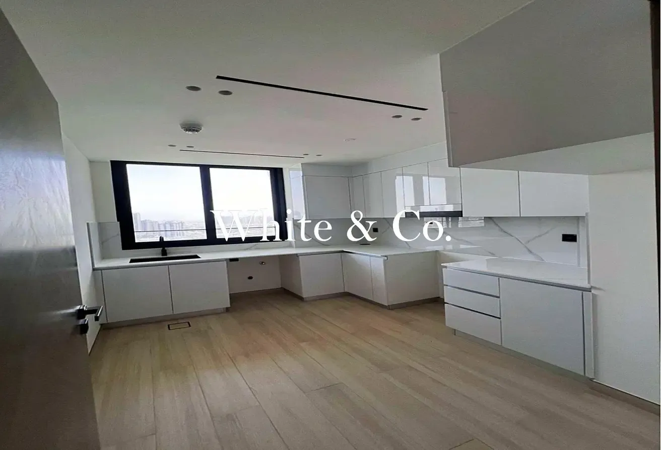 High Floor | Corner Unit | Large Layout