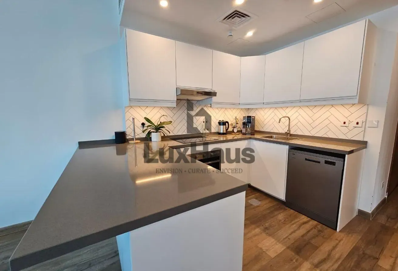 Upgraded | Vacant | Marina Skyline Views|Furnished