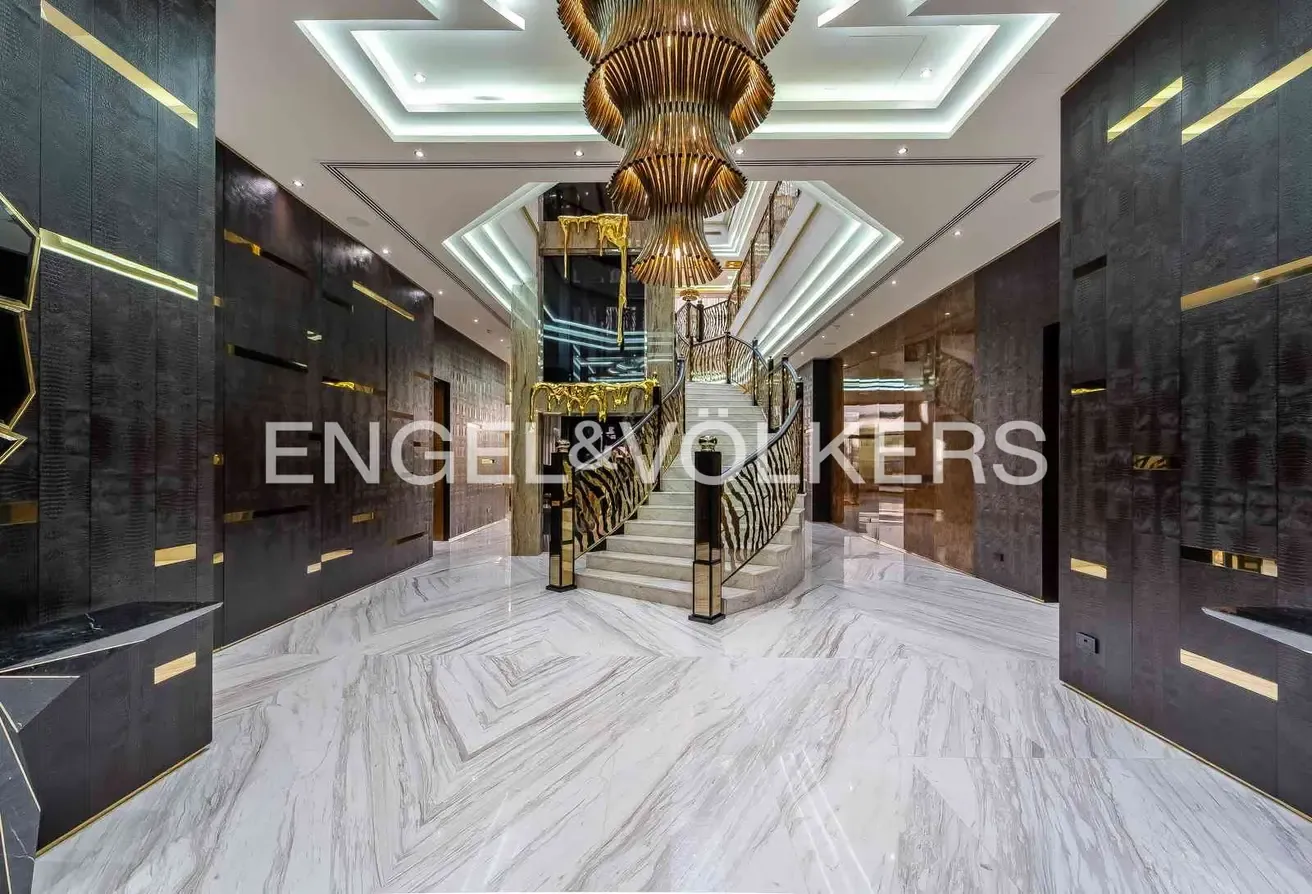 Expansive Luxury Mansion | Full Lake View
