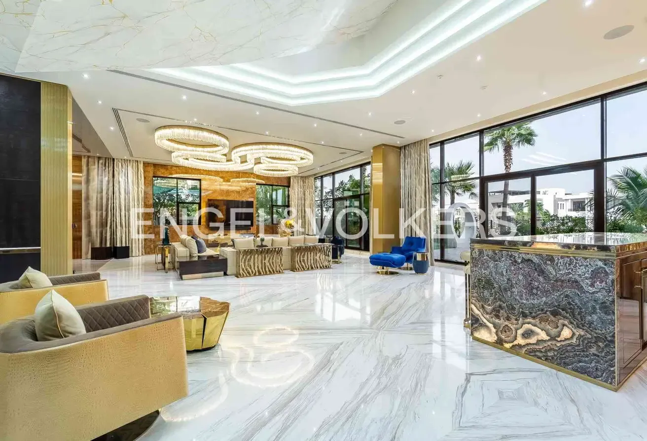 Expansive Luxury Mansion | Full Lake View