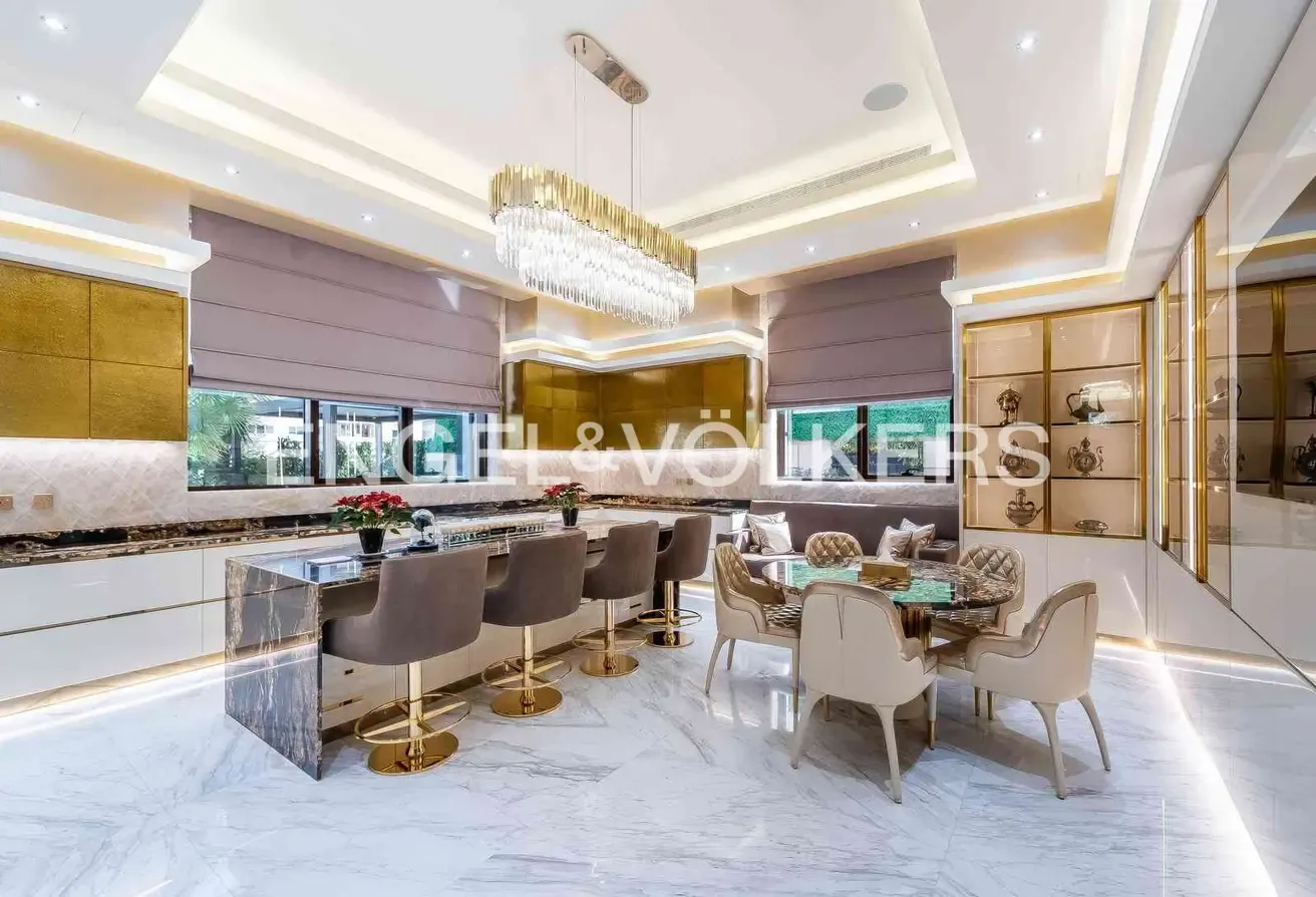 Expansive Luxury Mansion | Full Lake View
