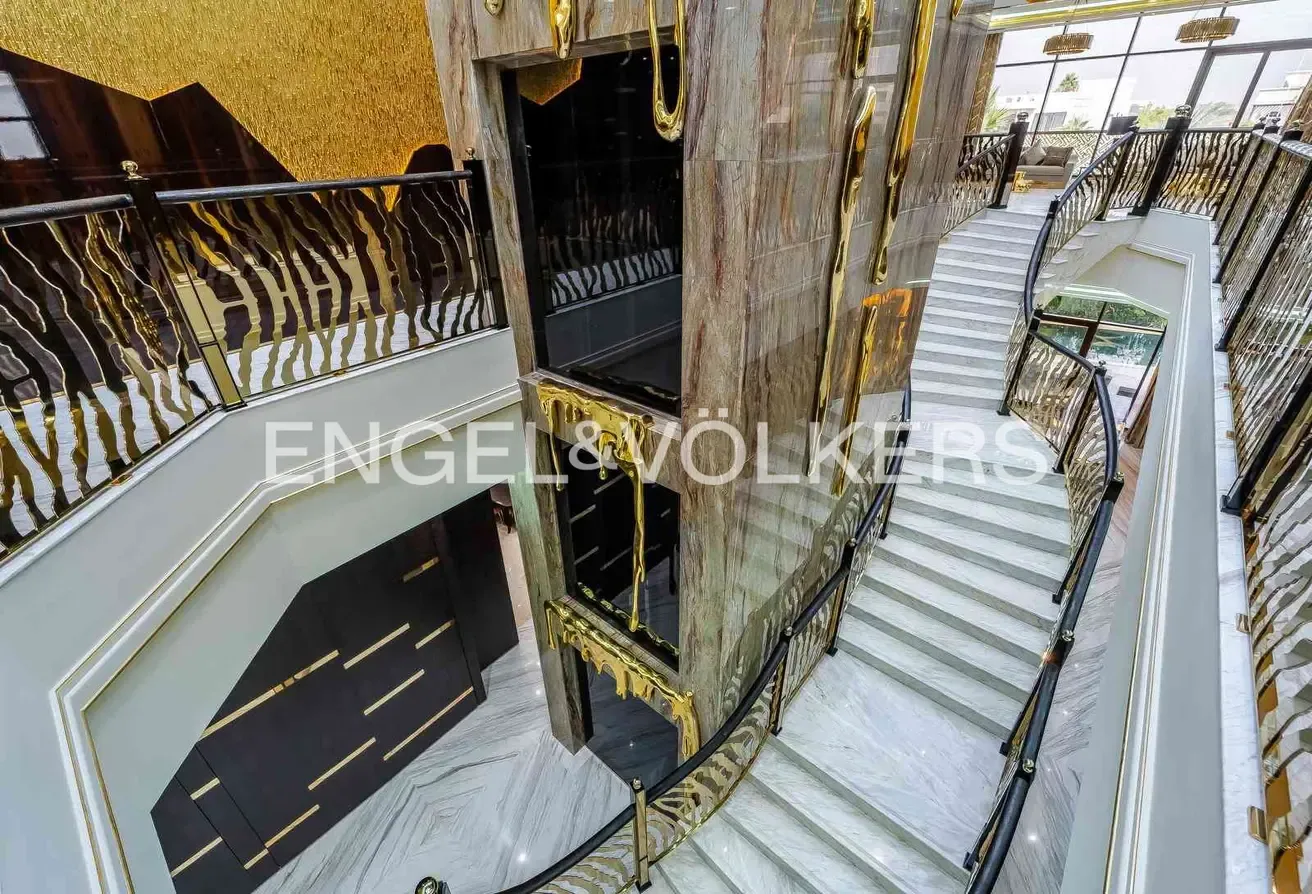 Expansive Luxury Mansion | Full Lake View