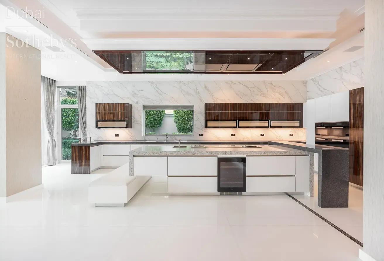 Elegant Golf Course-Facing Villa In Emirates Hills