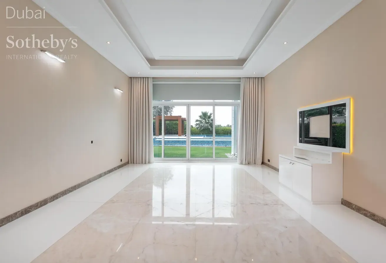 Elegant Golf Course-Facing Villa In Emirates Hills