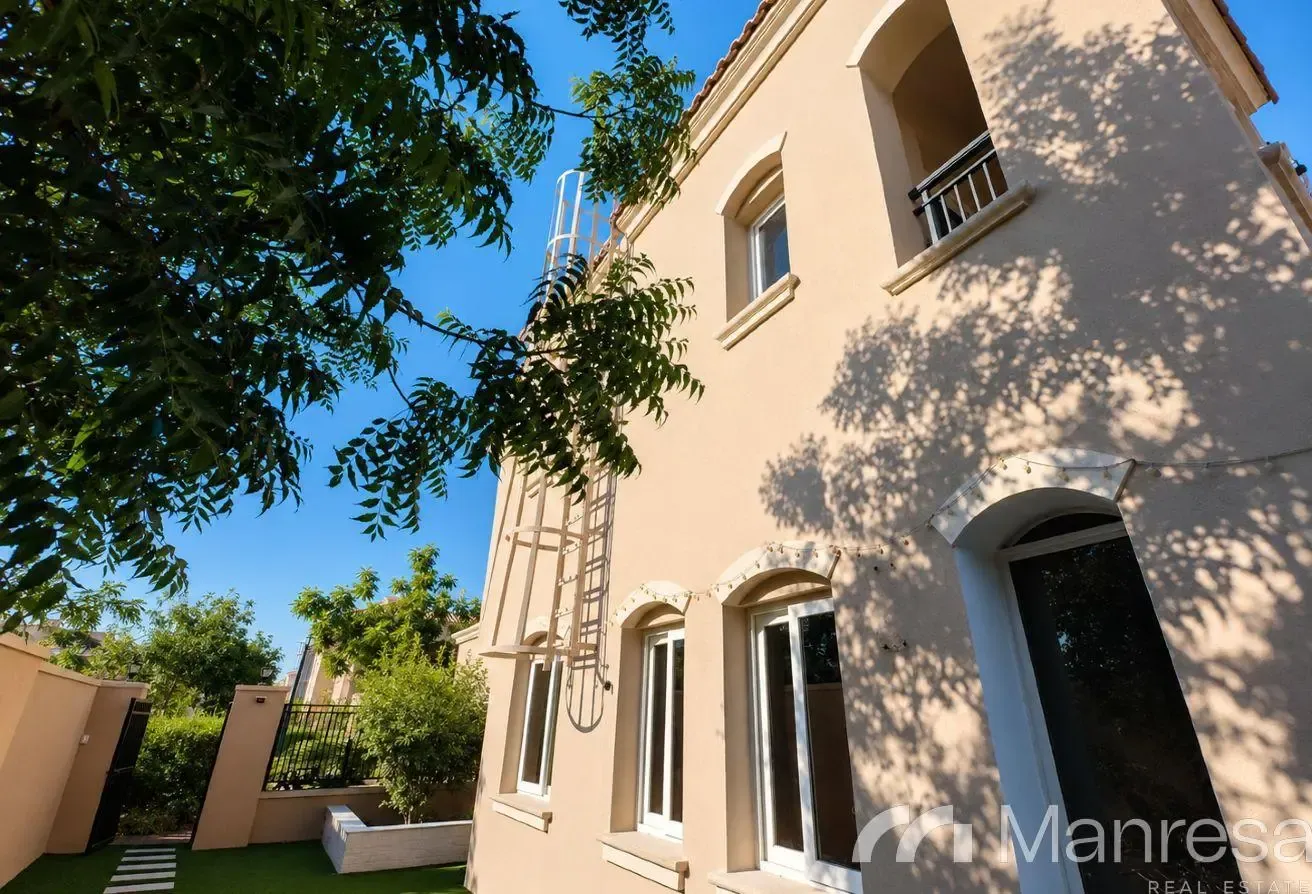 Corner Luxury | Vacant on Transfer | Near to Pool