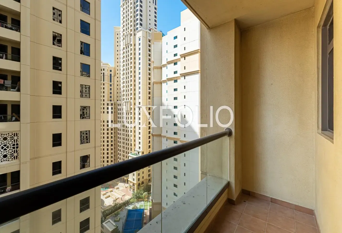 Well-Maintained Unfurnished Apartment on Mid Floor – Family Ideal