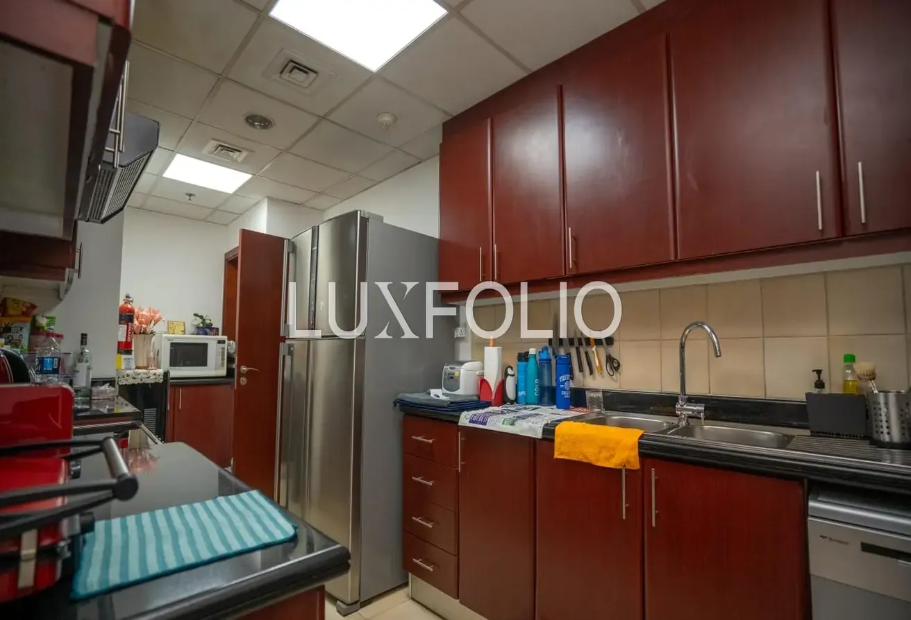 Well-Maintained Unfurnished Apartment on Mid Floor – Family Ideal